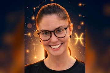 Стилизованный портрет Агаты Муцениеце на фоне ночного неба с созвездиями — иллюстрация к разбору её натальной карты