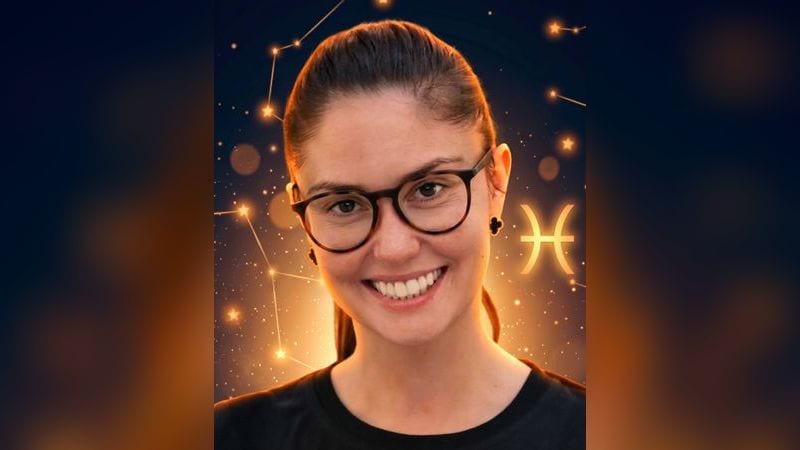 Стилизованный портрет Агаты Муцениеце на фоне ночного неба с созвездиями — иллюстрация к разбору её натальной карты