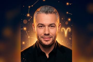 Стилизованный портрет Александра Рогова на фоне тёмного звёздного неба — иллюстрация к разбору его натальной карты
