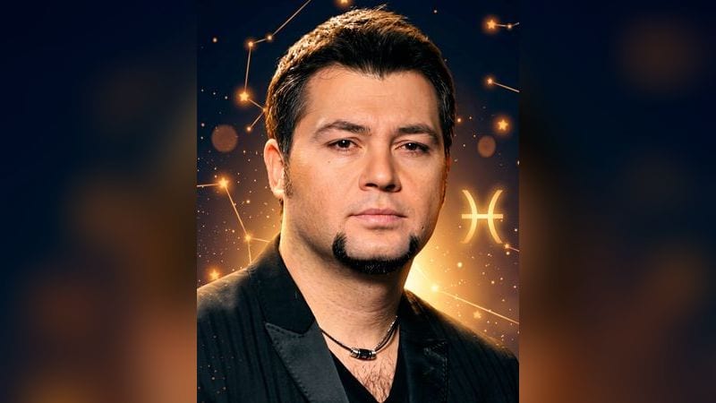 Стилизованный портрет Алексея Чумакова на фоне тёмного звёздного неба — иллюстрация к разбору его натальной карты