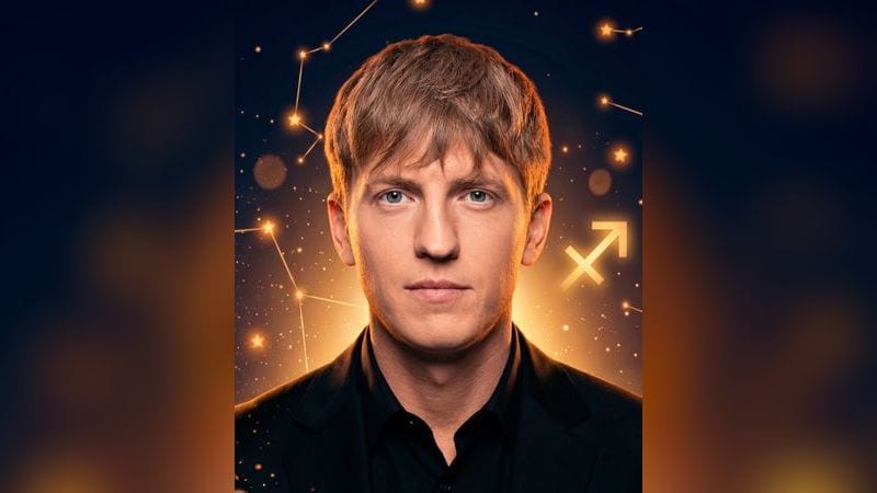 Стилизованный портрет Алексея Щербакова на фоне тёмного звёздного неба с созвездиями — иллюстрация к разбору его натальной карты