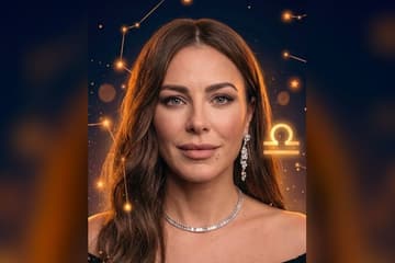 Стилизованный портрет Ани Лорак на фоне тёмного звёздного неба с созвездиями — иллюстрация к разбору её натальной карты