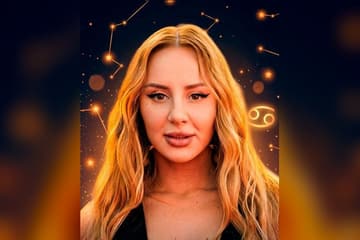 Стилизованный портрет Анны Асти на фоне ночного неба с созвездиями и золотым знаком Рака — иллюстрация к разбору её натальной карты