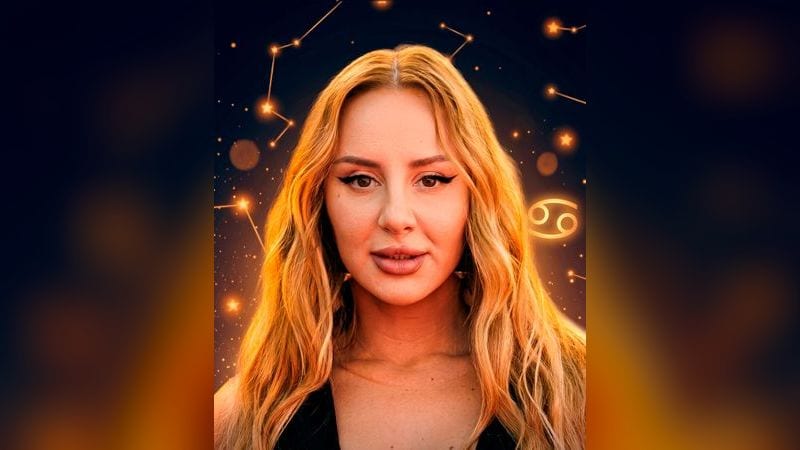 Стилизованный портрет Анны Асти на фоне ночного неба с созвездиями и золотым знаком Рака — иллюстрация к разбору её натальной карты