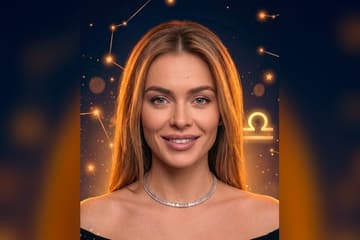 Стилизованный портрет Анны Хилькевич на фоне тёмного звёздного неба с созвездиями — иллюстрация к разбору её натальной карты