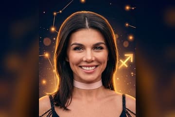 Стилизованный портрет Анны Седоковой на фоне тёмно-синего звёздного неба с золотыми созвездиями — иллюстрация к разбору её натальной карты