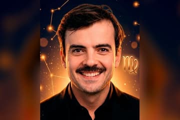 Стилизованный портрет Антона Лапенко на фоне ночного неба с созвездиями — иллюстрация к разбору его натальной карты