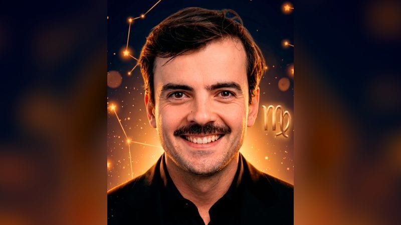 Стилизованный портрет Антона Лапенко на фоне ночного неба с созвездиями — иллюстрация к разбору его натальной карты