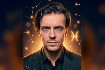Стилизованный портрет Арсения Попова на фоне тёмно-синего звёздного неба с золотыми созвездиями — иллюстрация к разбору его натальной карты