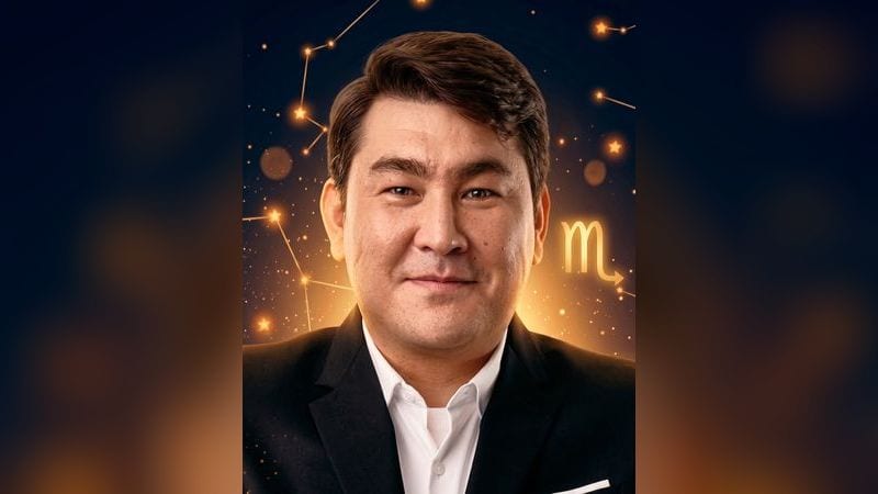 Стилизованный портрет Азамата Мусагалиева на фоне тёмно-синего звёздного неба с созвездиями и золотым символом Скорпиона — иллюстрация к разбору его натальной карты