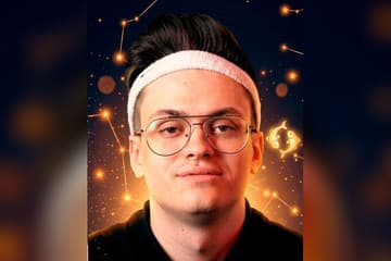 Стилизованный портрет Бустера на фоне ночного неба с созвездиями — иллюстрация к разбору его натальной карты