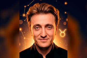 Стилизованный портрет Дениса Дорохова на фоне ночного неба с созвездиями — иллюстрация к разбору его натальной карты