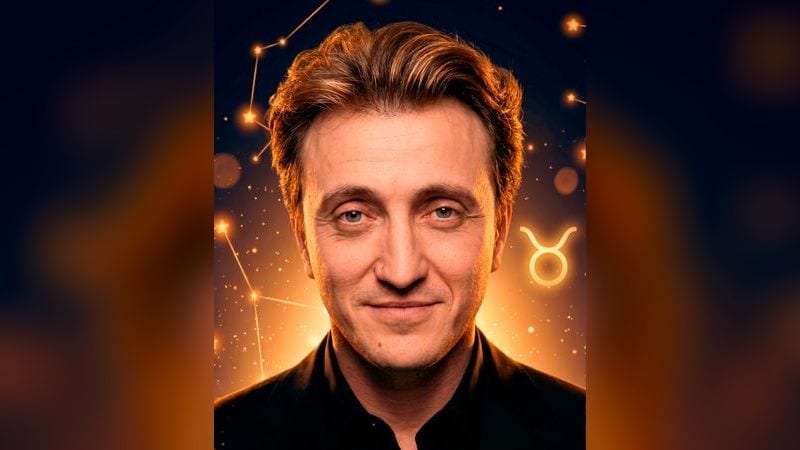 Стилизованный портрет Дениса Дорохова на фоне ночного неба с созвездиями — иллюстрация к разбору его натальной карты