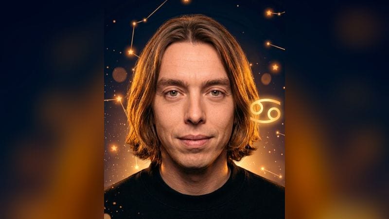 Стилизованный портрет комика Димы Коваля на фоне ночного неба с созвездиями — иллюстрация к разбору его натальной карты