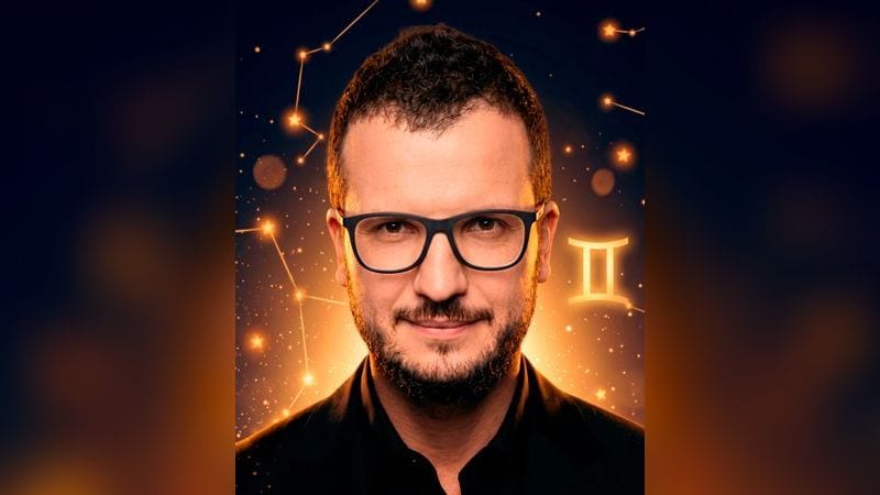 Стилизованный портрет Дмитрия Позова на фоне ночного неба с созвездиями — иллюстрация к разбору его натальной карты