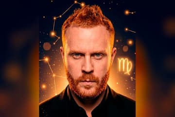 Стилизованный портрет Евгения Чебаткова на фоне звёздного неба с созвездиями — иллюстрация к разбору его натальной карты