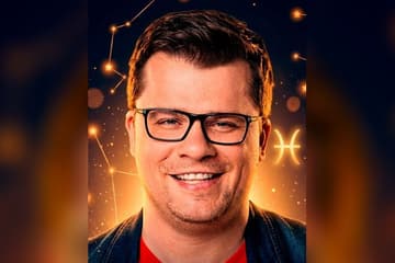Стилизованный портрет Гарика Харламова на фоне ночного неба с созвездиями — иллюстрация к разбору его натальной карты
