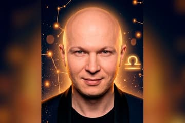 Стилизованный портрет Гоши Карцева на фоне ночного неба с созвездиями — иллюстрация к разбору его натальной карты