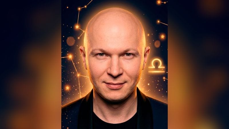 Стилизованный портрет Гоши Карцева на фоне ночного неба с созвездиями — иллюстрация к разбору его натальной карты