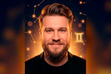 Стилизованный портрет Игоря Джабраилова на фоне тёмного звёздного неба с созвездиями — иллюстрация к разбору его натальной карты