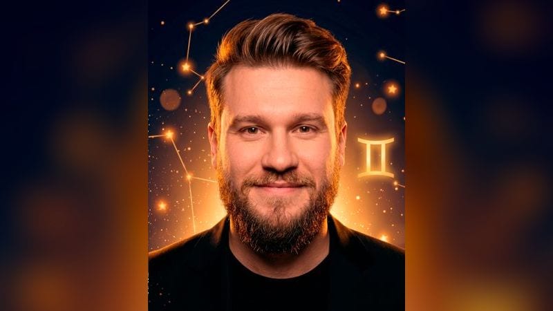Стилизованный портрет Игоря Джабраилова на фоне тёмного звёздного неба с созвездиями — иллюстрация к разбору его натальной карты