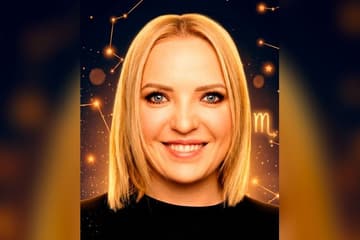 Стилизованный портрет Ирины Мягковой на фоне тёмно-синего звёздного неба с созвездиями — иллюстрация к разбору её натальной карты