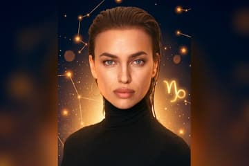 Стилизованный портрет Ирины Шейк на фоне тёмного звёздного неба с созвездиями — иллюстрация к разбору её натальной карты