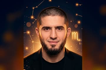 Тёмное ночное небо с зодиакальным кругом и символом Скорпиона — иллюстрация к разбору натальной карты бойца UFC Ислама Махачева