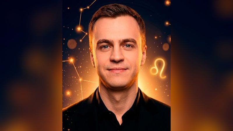 Стилизованный портрет Ивана Абрамова на фоне тёмно-синего звёздного неба с золотыми созвездиями — иллюстрация к разбору натальной карты