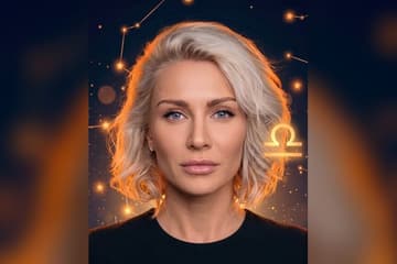 Стилизованный портрет Кати Гордон на фоне тёмного ночного неба с созвездиями — иллюстрация к разбору её натальной карты