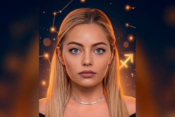 Стилизованный портрет Кати Кищук на фоне тёмно-синего звёздного неба с созвездиями — иллюстрация к разбору её натальной карты