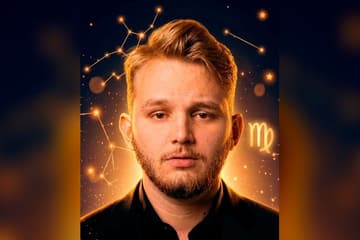 Стилизованный портрет Кирилла Мазура на фоне ночного неба с созвездиями — иллюстрация к разбору его натальной карты