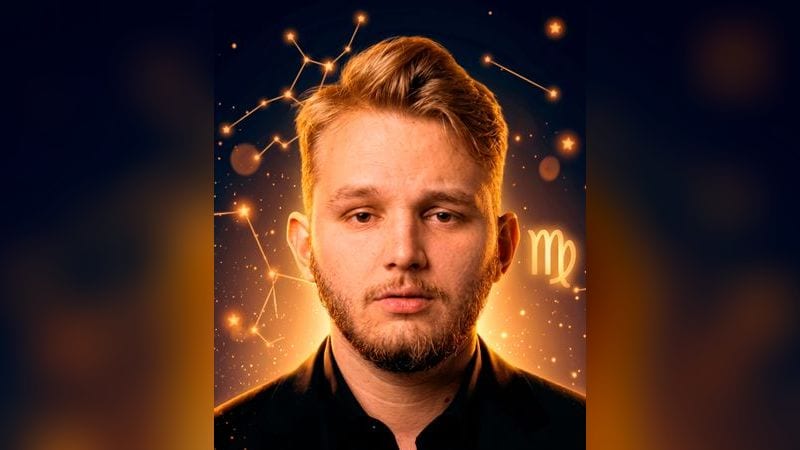 Стилизованный портрет Кирилла Мазура на фоне ночного неба с созвездиями — иллюстрация к разбору его натальной карты