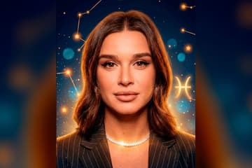 Стилизованный портрет Ксении Бородиной на фоне тёмно-синего звёздного неба с созвездиями и золотым символом Рыб — иллюстрация к разбору её натальной карты
