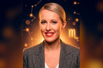 Портрет Ксении Собчак на фоне звёздного неба с созвездиями — иллюстрация к разбору её натальной карты
