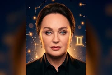 Стилизованный портрет Ларисы Гузеевой на фоне тёмного звёздного неба с созвездиями — иллюстрация к разбору её натальной карты