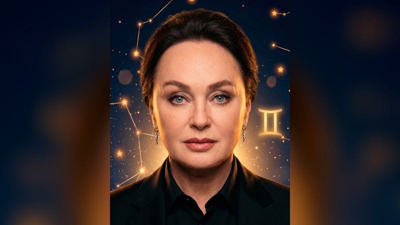 Стилизованный портрет Ларисы Гузеевой на фоне тёмного звёздного неба с созвездиями — иллюстрация к разбору её натальной карты