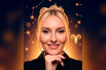 Стилизованный портрет Лизы Ющук на фоне тёмного звёздного неба с созвездиями — иллюстрация к разбору её натальной карты