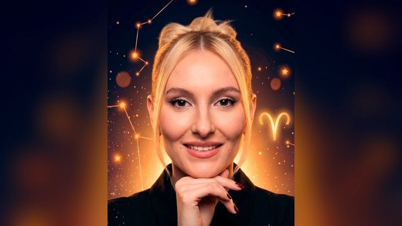 Стилизованный портрет Лизы Ющук на фоне тёмного звёздного неба с созвездиями — иллюстрация к разбору её натальной карты
