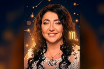 Стилизованный портрет певицы Лолиты Милявской на фоне ночного неба с созвездиями — иллюстрация к разбору её натальной карты