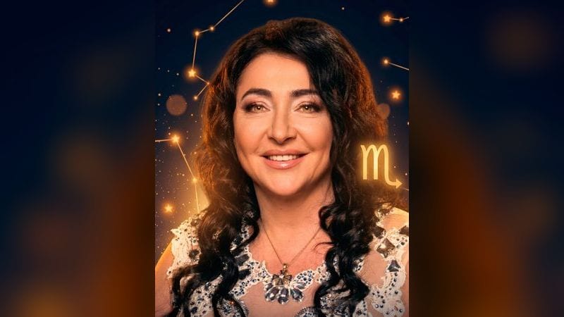 Стилизованный портрет певицы Лолиты Милявской на фоне ночного неба с созвездиями — иллюстрация к разбору её натальной карты