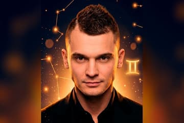 Стилизованный портрет Максима Зайца на фоне ночного неба с созвездиями — иллюстрация к разбору его натальной карты