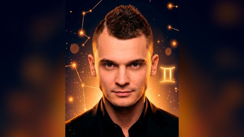 Стилизованный портрет Максима Зайца на фоне ночного неба с созвездиями — иллюстрация к разбору его натальной карты