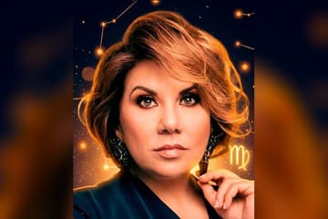 Стилизованный портрет Марины Федункив на фоне ночного неба с созвездиями — иллюстрация к разбору её натальной карты