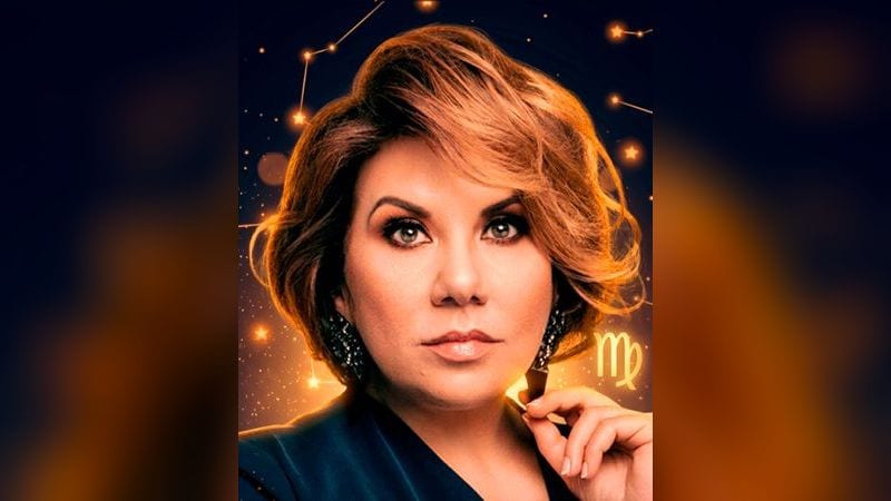 Стилизованный портрет Марины Федункив на фоне ночного неба с созвездиями — иллюстрация к разбору её натальной карты