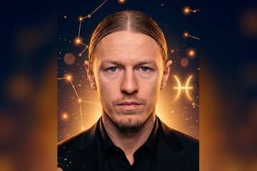 Ночное небо с зодиакальным кругом и символом Рыб — иллюстрация к разбору натальной карты вратаря Матвея Сафонова