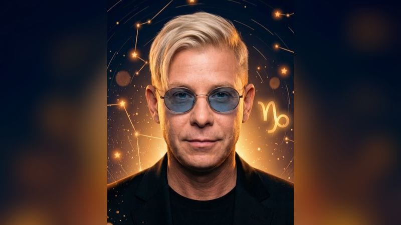 Стилизованный портрет Мити Фомина на фоне тёмного звёздного неба с созвездиями — иллюстрация к разбору его натальной карты