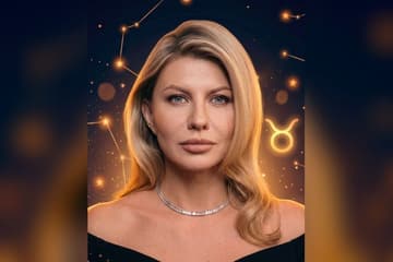 Стилизованный портрет Надежды Стрелец на фоне тёмного звёздного неба с созвездиями — иллюстрация к разбору её натальной карты