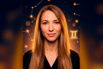 Стилизованный портрет Нади Джабраиловой на фоне звёздного неба с созвездиями и золотым символом Близнецов — иллюстрация к разбору её натальной карты