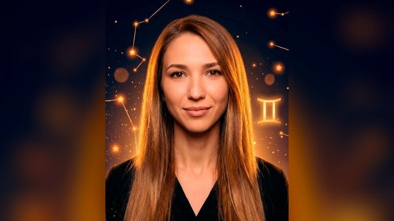 Стилизованный портрет Нади Джабраиловой на фоне звёздного неба с созвездиями и золотым символом Близнецов — иллюстрация к разбору её натальной карты